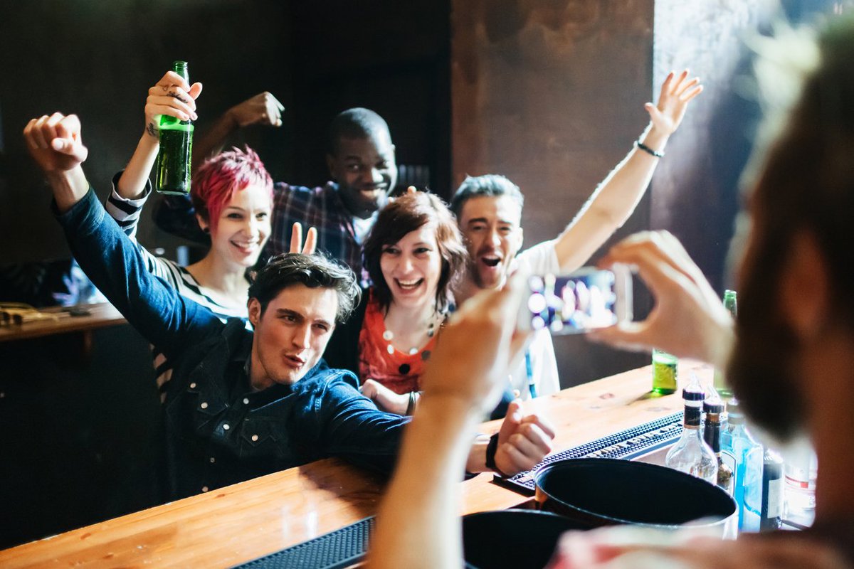 HunnyHour's tweet photo. Whether you’ve just moved to a new city or you’re simply looking to broaden your current social circle, the bar is a great place to meet new people.
#socialife #barlife #hunnysocial #meetandgreet #connections #friendships 
https://t.co/Dx8fRx92Gj https://t.co/VitTfXcfIY