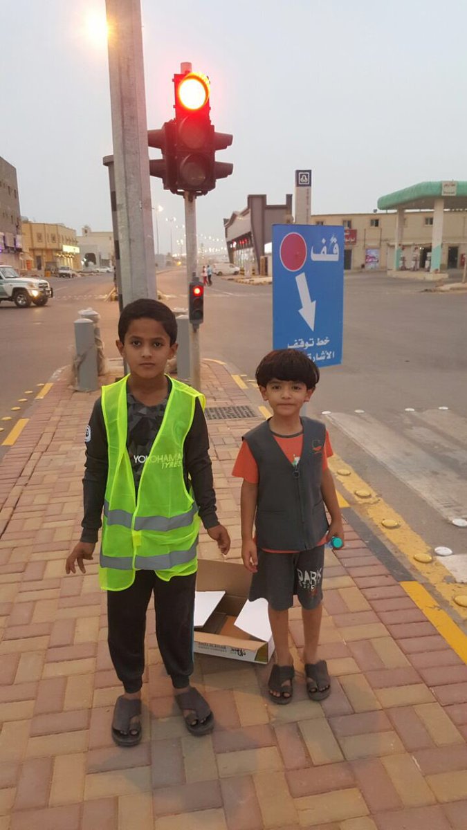 VolunteerismT's tweet photo. بدعم من فاعل خير قام #براعم_فريق_الخير_التطوعي بتوزيع وجبات افطار صائم في اشارة الحزام اعاننا الله وإياكم على فعل الخير  💖🕊. https://t.co/Tm1BLO9res