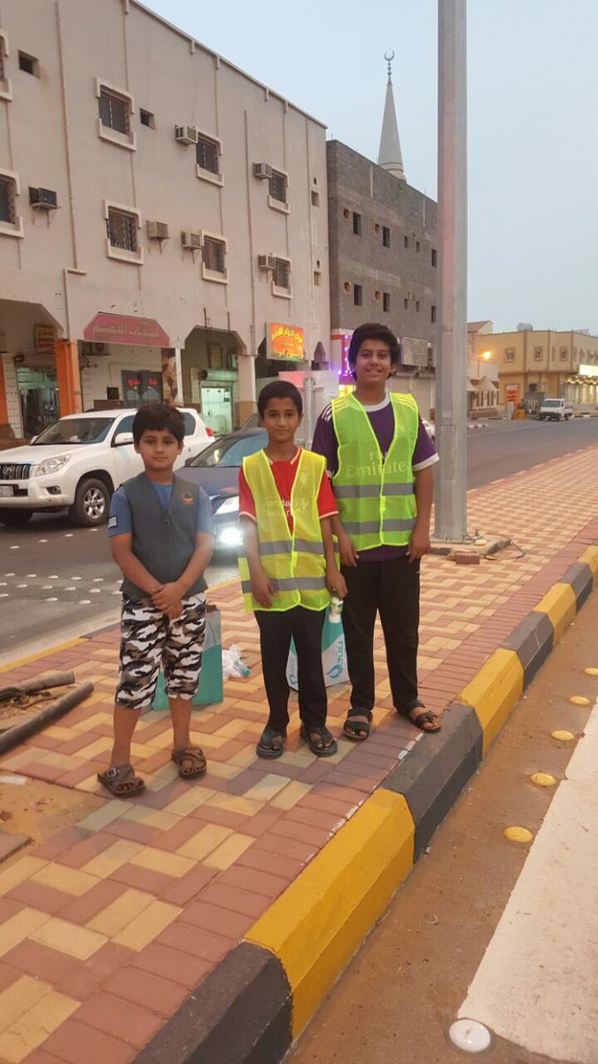 VolunteerismT's tweet photo. بدعم من فاعل خير قام #براعم_فريق_الخير_التطوعي بتوزيع وجبات افطار صائم في اشارة الحزام اعاننا الله وإياكم على فعل الخير  💖🕊. https://t.co/Tm1BLO9res