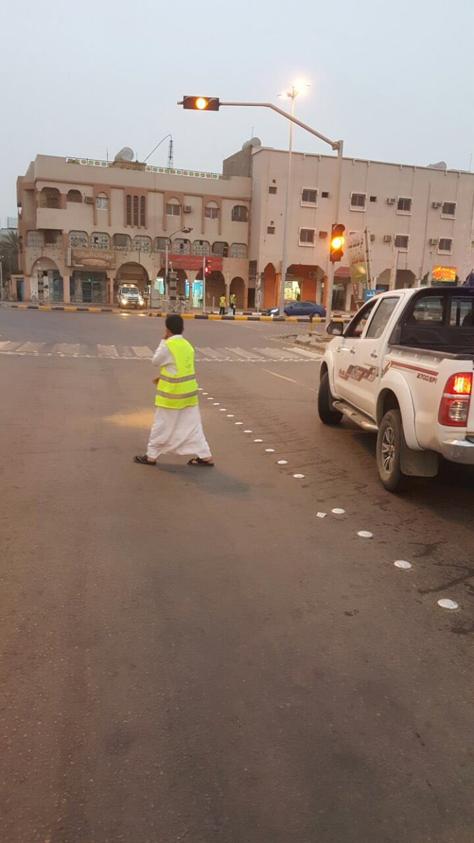 VolunteerismT's tweet photo. بدعم من فاعل خير قام #براعم_فريق_الخير_التطوعي بتوزيع وجبات افطار صائم في اشارة الحزام اعاننا الله وإياكم على فعل الخير  💖🕊. https://t.co/Tm1BLO9res