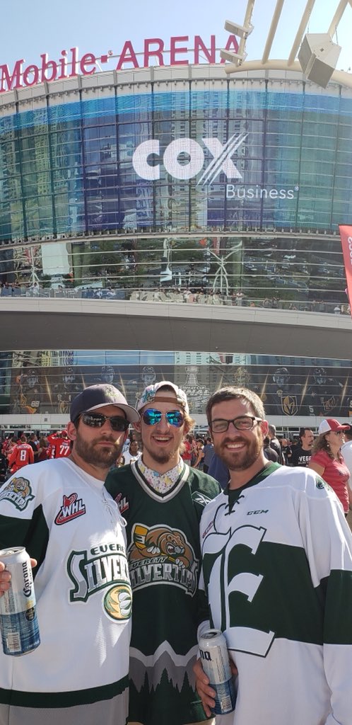 jesseweewie's tweet photo. @WHLsilvertips Just hanging in Vegas. Go ‘Tips! https://t.co/hCFK0a9QvR