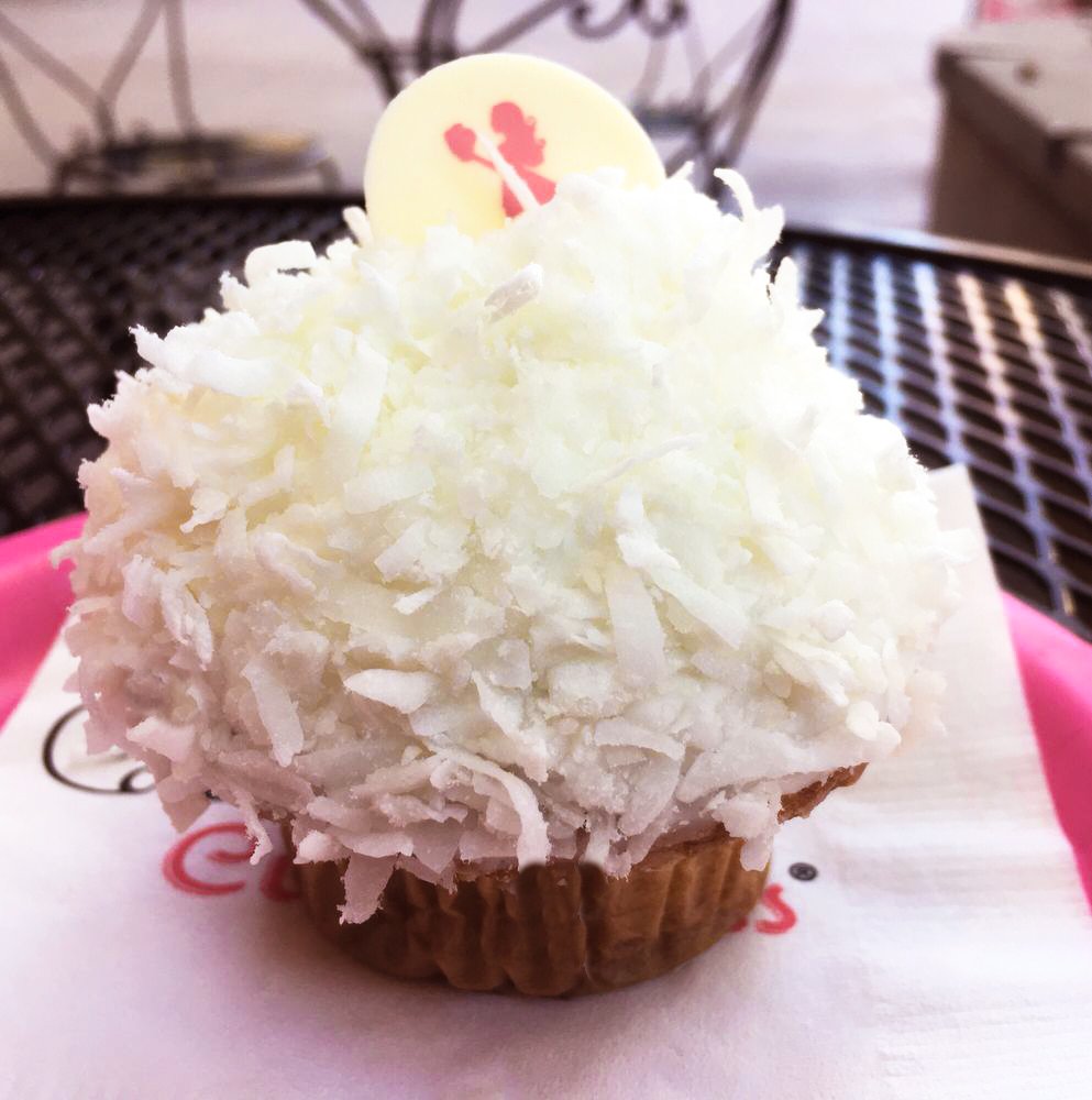 Escape your everyday life for the Caribbean! Our delicious Caribbean Coconut cupcake is awaiting you 🥥🌴💦