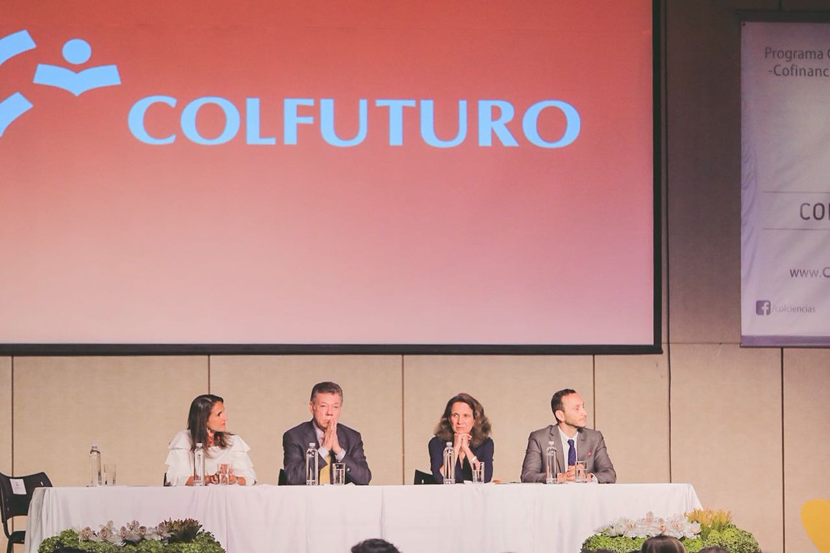 MincienciasCo's tweet photo. #AEstaHora asistimos a la ceremonia de entrega de becas @Colfuturo. Apoyamos a profesionales colombianos para que realicen estudios, principalmente de maestría, en universidades del exterior. #Colfuturo2018 https://t.co/x0Rj2lvAdP