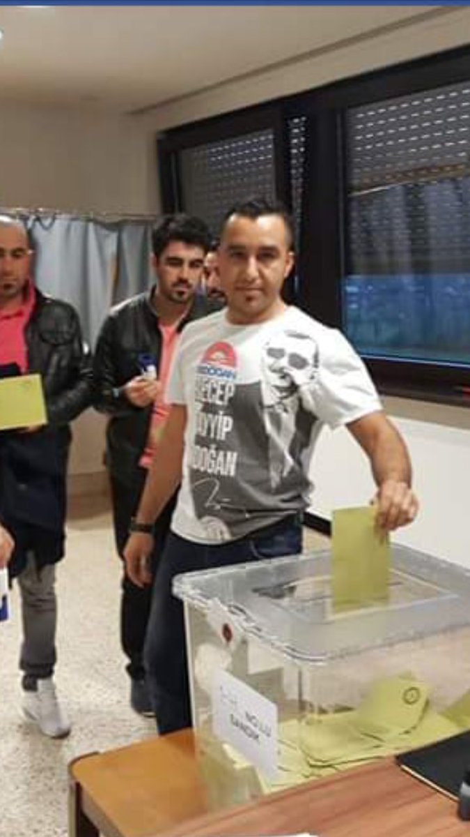 fenomen_2014's tweet photo. Gurbetçi vatandaşımızın
Kime oy verdiği hiç belli olmuyor :) https://t.co/I4iBDsj1Bf