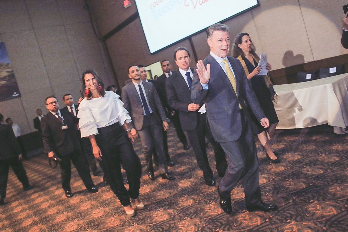 MincienciasCo's tweet photo. #AEstaHora asistimos a la ceremonia de entrega de becas @Colfuturo. Apoyamos a profesionales colombianos para que realicen estudios, principalmente de maestría, en universidades del exterior. #Colfuturo2018 https://t.co/x0Rj2lvAdP