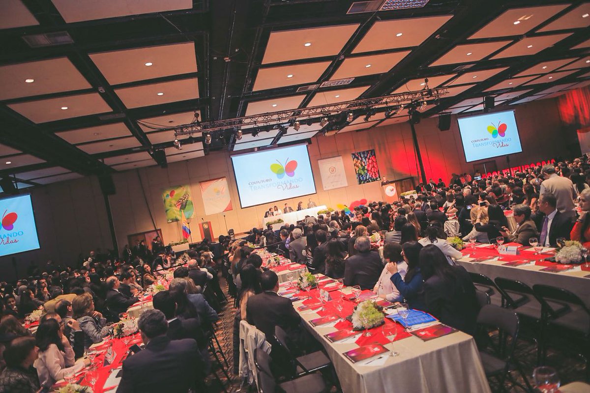 MincienciasCo's tweet photo. #AEstaHora asistimos a la ceremonia de entrega de becas @Colfuturo. Apoyamos a profesionales colombianos para que realicen estudios, principalmente de maestría, en universidades del exterior. #Colfuturo2018 https://t.co/x0Rj2lvAdP