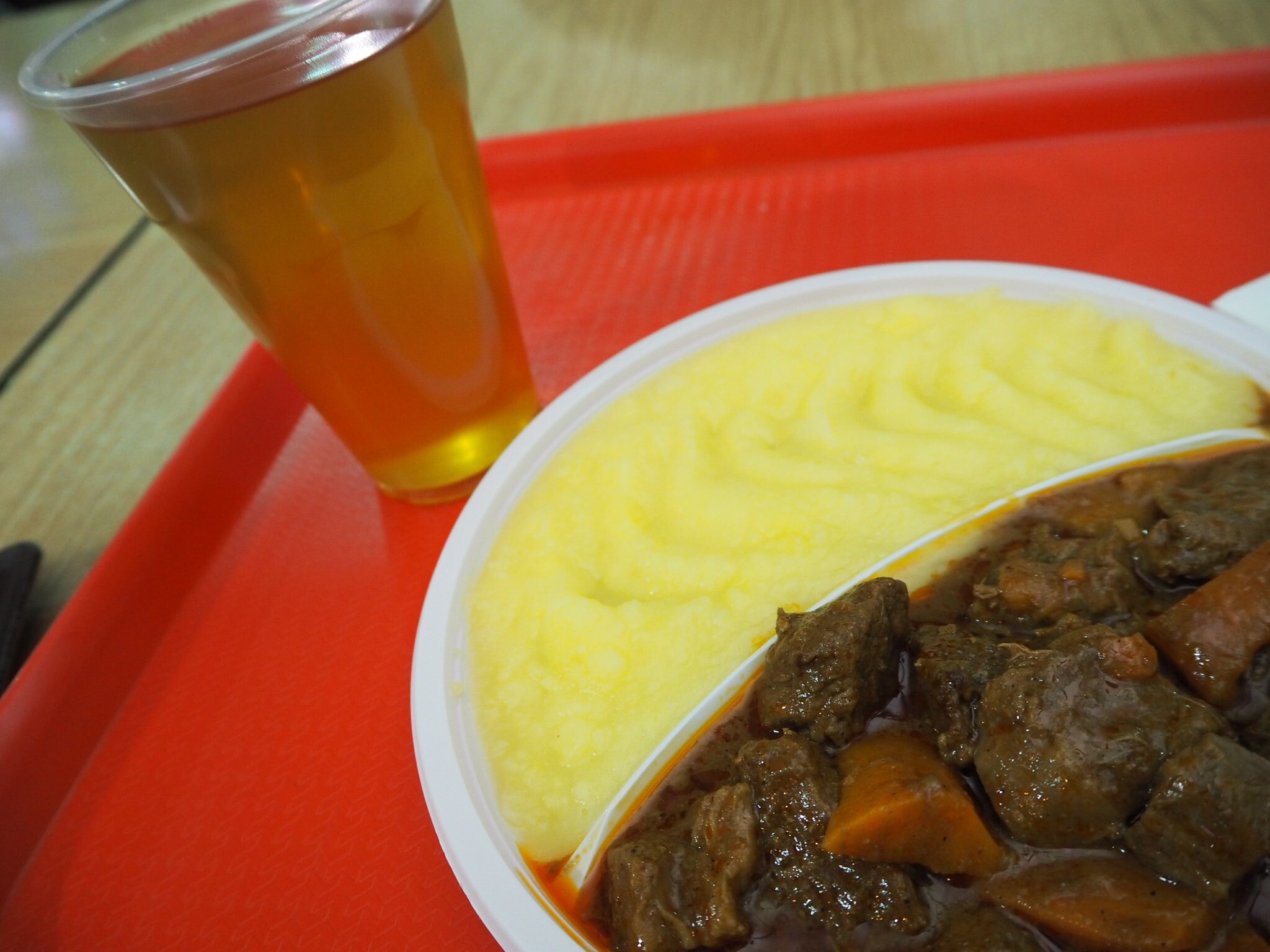 おいしい中央アジア協会 食べ方論争 ハンガリーに起源をもつグーラッシュ ビーフシチューのような食べ物です 左側にあるポテトについて シチューを掬ってポテトも食べる ポテトとシチューをごちゃ混ぜにして食べる カザフスタンの友達曰く