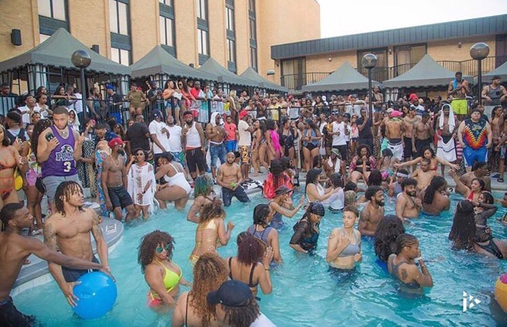 DDDNights's tweet photo. Itβs people actually in the pool. Retweet for good luck. #Baewatch2Recap #MakePartiesTrillAgain. https://t.co/xqrA1OconU
