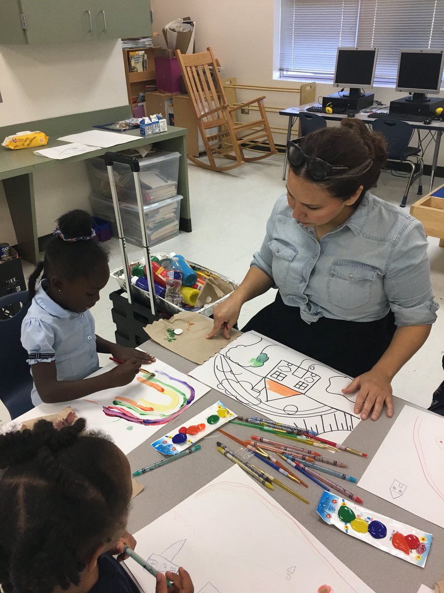 KeishaLee24's tweet photo. @AlcottHISD Kinder Camp at Bastian Elementary. Ms. Garza our wonderful Art teacher teaching an art lesson. https://t.co/tqj9IiOEOO
