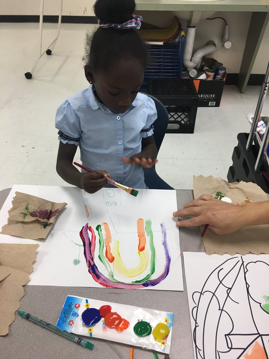 KeishaLee24's tweet photo. @AlcottHISD Kinder Camp at Bastian Elementary. Ms. Garza our wonderful Art teacher teaching an art lesson. https://t.co/tqj9IiOEOO