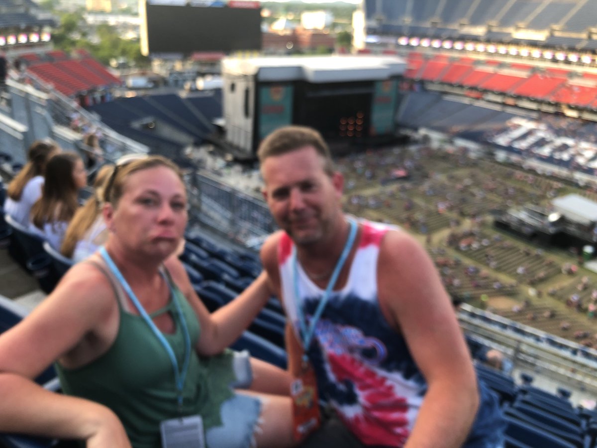 KellyKinney623's tweet photo. Ps- it’s our 1st time in Nashville AND my 40th bday!! 🙏🙏🙏 @chevrolet #chevycma https://t.co/FFpYVwhWO6