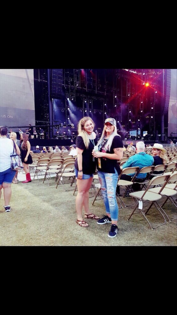lacheledaisy's tweet photo. Came all the way from 🇨🇦 CANADA for #CMAFest #CMAFEST2018 
I’m never going home!! https://t.co/xgzDexc8rE