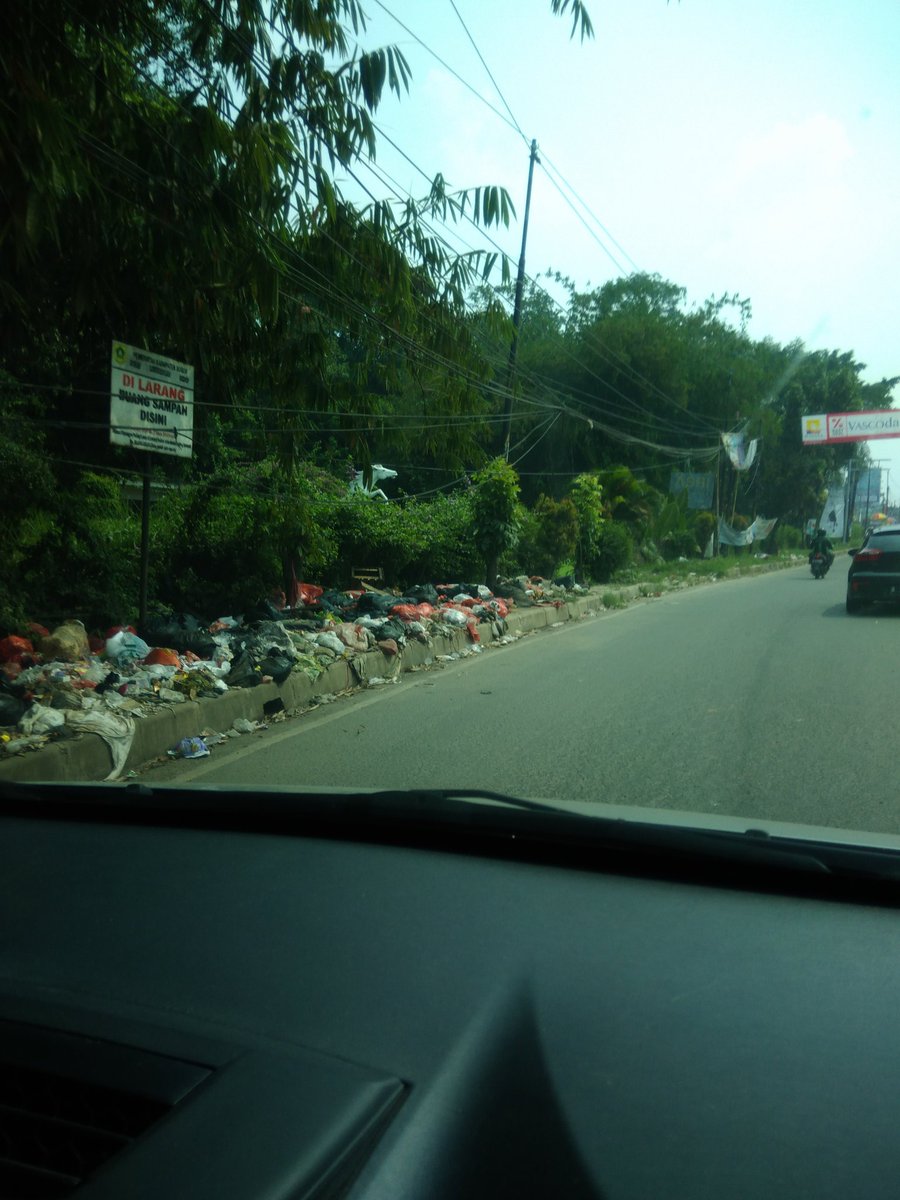 Trotoar menjadi tempat buang sampah, sebaiknya menjadi tempat jualan tanaman hias sehingga tidak ada yg berani buang #sampah sembarangan di dekat jembatan arah legenda wisata #cibubur. <a href="/RadioElshinta/">Radio Elshinta</a> <a href="/provinsijabar/">jawa barat</a> <a href="/Jabar_NET/">NET Jabar Official</a> <a href="/jawabarat_info/">Jawa Barat INFO</a> <a href="/jawabarat/">Jawa Barat</a> <a href="/JawaBarat_TV/">Jabar TV</a>