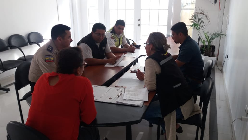 gobertsachila's tweet photo. #LaConcordia | La Subintendencia y Comisaría Primera  de Policía del  Cantón La Concordia realizan la Planificación de Operativos de Control junto a la @PoliciaEcuador y @CTEcuador @verduga_mary @Jefatura_LC #TrabajamosJuntos https://t.co/96laswJELO