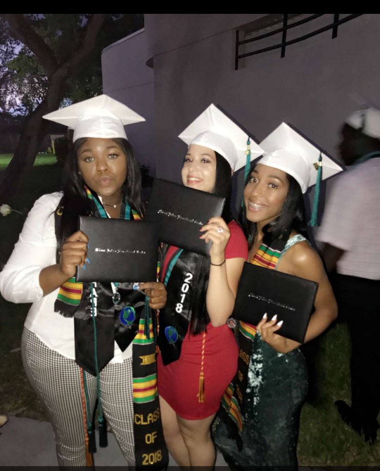 Jessiixxaa's tweet photo. It’s done , we made it thank you God👩🏻‍🎓 https://t.co/DqQp9A2upT