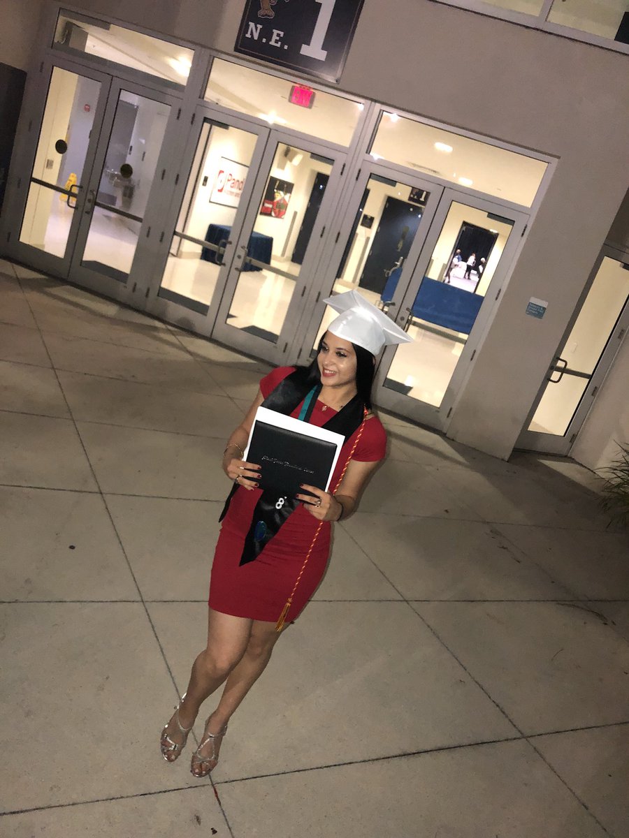 Jessiixxaa's tweet photo. It’s done , we made it thank you God👩🏻‍🎓 https://t.co/DqQp9A2upT