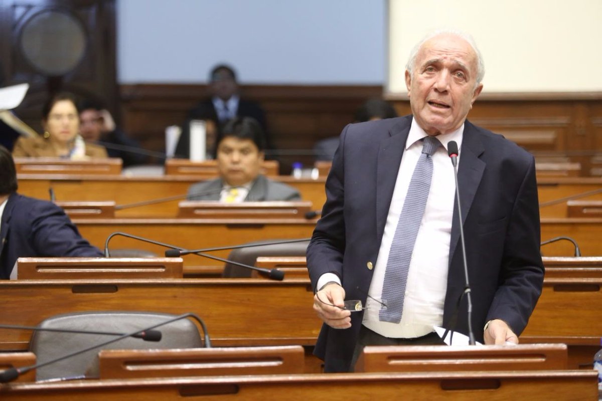 ComEconomia's tweet photo. Presidente de la Comisión de Economía, @GuidoLombardiE, sustentó PL que propone la supervisión de Cooperativas de Ahorro y Crédito por parte de la @SBS_PERU. 
➡➡https://t.co/hXbw4yTHx3 https://t.co/3TE1l1bALW