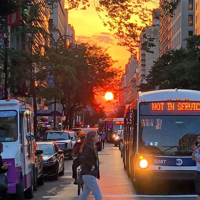 aczeb's tweet image. Decided to walk home and caught #manhattanhenge!  #nyc #sunset #manhattanhenge2018 ift.tt/2Jrtgvh