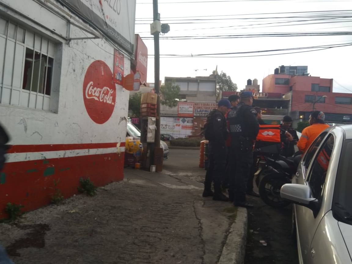 Nuevamente, operativo de liberación de vialidades y retiro de obstáculos en Av. STIM, con personal de Gobierno y de @Cuajimalpa_DSP