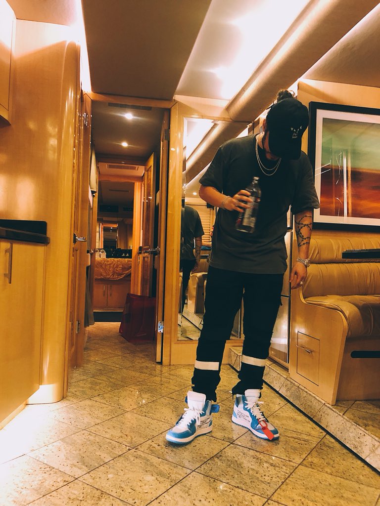russdiemon's tweet photo. Coolin down on the tour bus...Iowa that was hot as fuck https://t.co/qpdyhYROpp