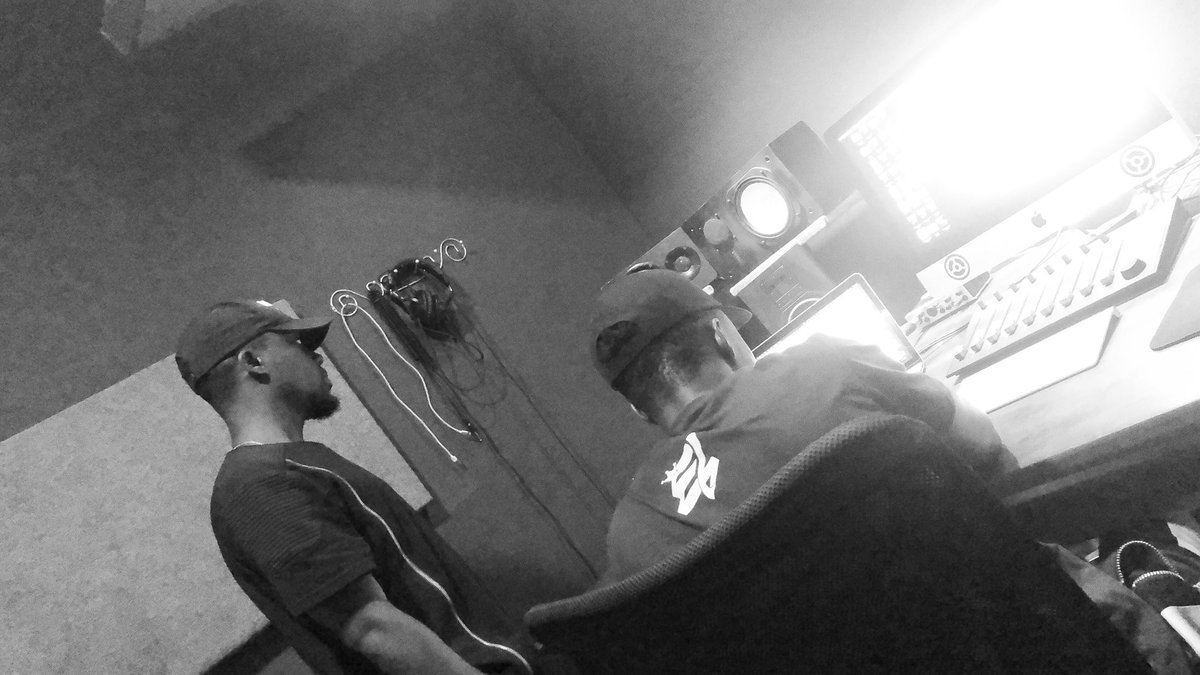Kwakudrizzy_'s tweet photo. @ELgh_ @TeePhlowGH #DePlug 🔥🔥 https://t.co/oj1QA8yPuY