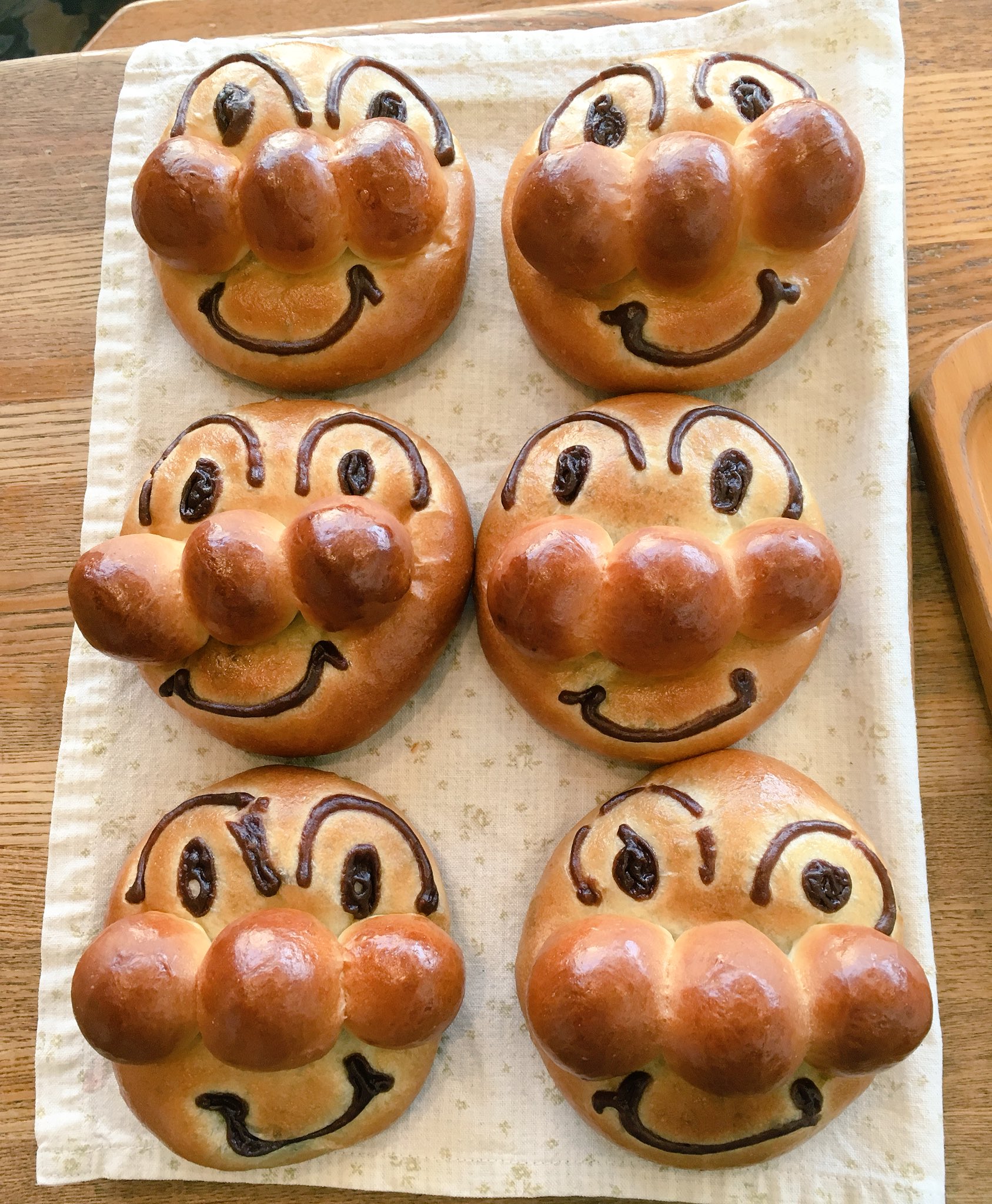 Twitter 上的 クルート 定番商品のご紹介 みんな大好きあんぱんマンです 菓子パンの生地の中にあんこがたっぷり入っております お目めやお口は自家製チョコレートクリーム あんこの種類は本物のアンパンマンと同じ つぶあんです 浜松市 パン屋 キャラ