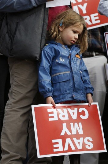 H.R. 3 passes House by vote of 210-206. The bill slashes $7 billion out of the Children’s Health Insurance Program (CHIP), and thereby puts the health of children at risk.

Call your senators &amp; urge them to OPPOSE H.R. 3!

For more info...

buff.ly/2JnaFUQ #DontCutKids