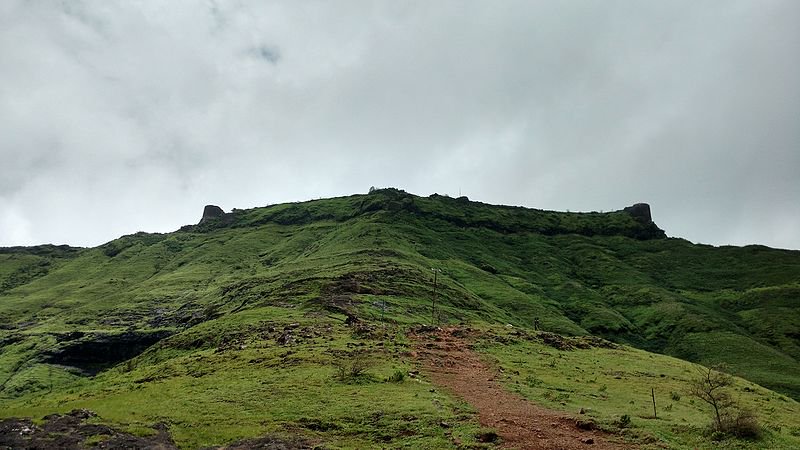 micnewdelhi's tweet photo. Rohida Fort: In #Pune dist, also known as #VichitraGad. Built by Yadava Period. #RohidaFort was among the 23 forts handed over to #Mughals during the treaty of #Purandar. In June 1670 Chhtrapati #ShivajiMaharaj captured it again.
#VisitMaharashtra
#FortsInMaharashtra https://t.co/XlrVjq9zzt
