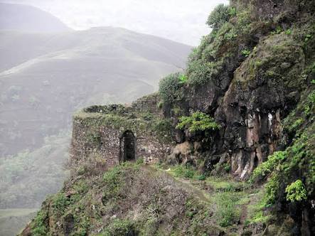 micnewdelhi's tweet photo. Rohida Fort: In #Pune dist, also known as #VichitraGad. Built by Yadava Period. #RohidaFort was among the 23 forts handed over to #Mughals during the treaty of #Purandar. In June 1670 Chhtrapati #ShivajiMaharaj captured it again.
#VisitMaharashtra
#FortsInMaharashtra https://t.co/XlrVjq9zzt