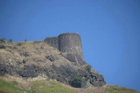 micnewdelhi's tweet photo. Rohida Fort: In #Pune dist, also known as #VichitraGad. Built by Yadava Period. #RohidaFort was among the 23 forts handed over to #Mughals during the treaty of #Purandar. In June 1670 Chhtrapati #ShivajiMaharaj captured it again.
#VisitMaharashtra
#FortsInMaharashtra https://t.co/XlrVjq9zzt