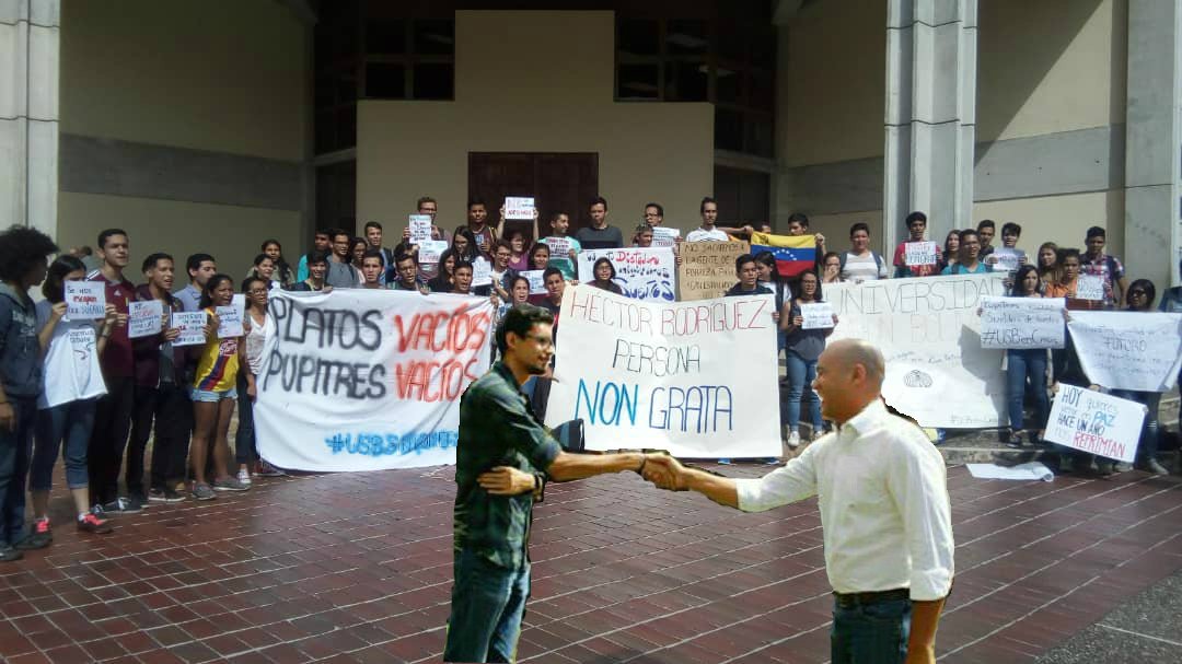 votaMESTE's tweet photo. En el fondo se puede notar que indiferentemente del movimiento estudiantil al que pertenezcan hay un pensamiento de rotundo rechazo y desprecio a los que ocupan cargos en el gobierno.

En primera plana no hay nada que agregar. Hace un año la mud hizo lo mismo.Digno presidente no? https://t.co/45ovuR3tC4