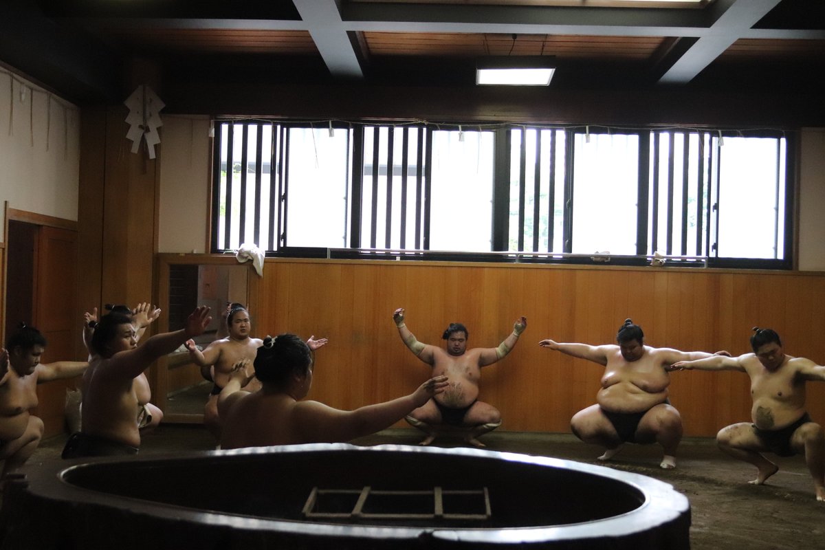 出羽海部屋 蹲踞し塵手水で稽古終了 Sumo 相撲 日本相撲協会公式 Scoopnest