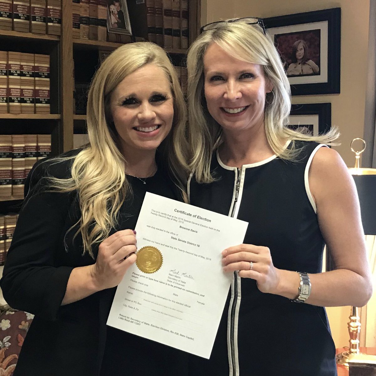 What a privilege to swear in Senator Breanne Davis today in my chambers!

She proudly represents Arkansans in Pope, Newton, Van Buren, Boone, and Carroll counties.