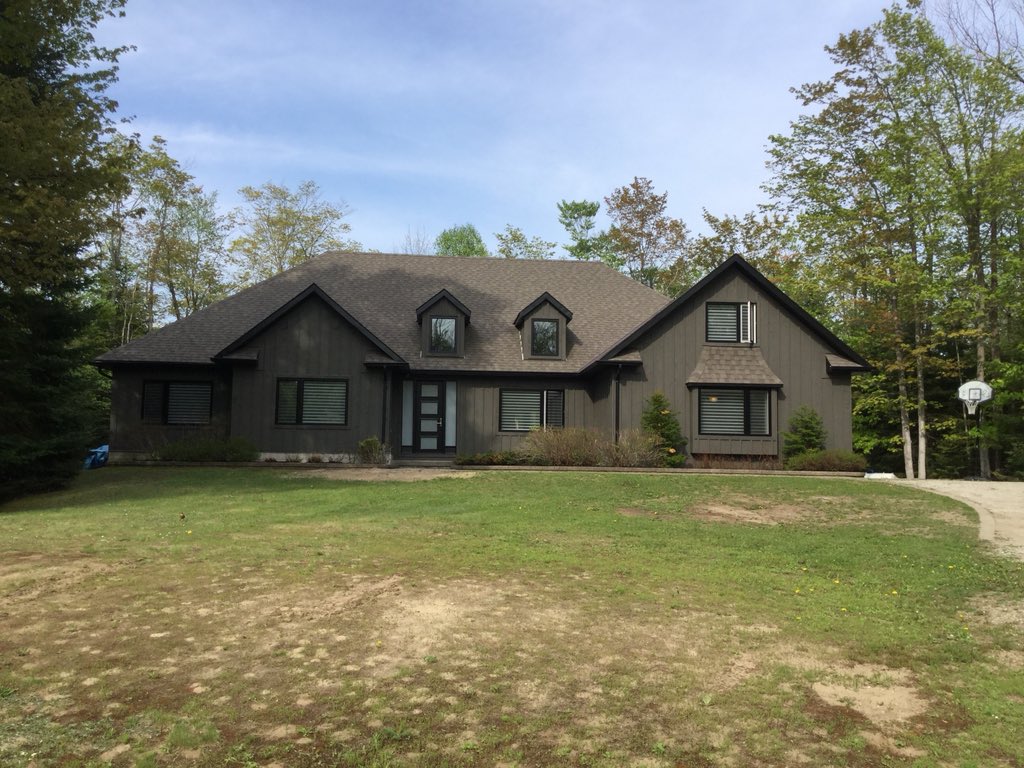 DecorDesignOS's tweet image. Fabulous reno just completed.  Love the uniform look of the Hunter Douglas Silhouettes in each window from the exterior.