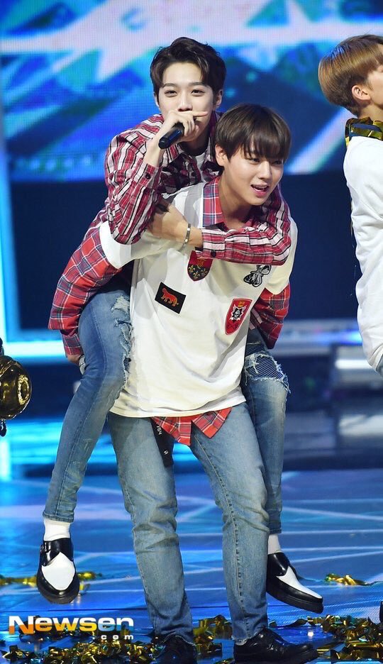 jnomiumiu's tweet photo. คนแบกวงที่แท้จริง แบกมาจะทั้งวงแล้ว เดบิวมาเป็นม้าให้เพื่อนขี่ แข็งแรว๊งงงงงงงอ่ะ เอ็นดูโว้ยยยย. https://t.co/bVzrMAGAOu