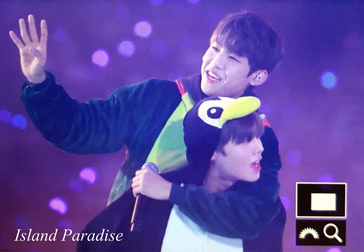 jnomiumiu's tweet photo. คนแบกวงที่แท้จริง แบกมาจะทั้งวงแล้ว เดบิวมาเป็นม้าให้เพื่อนขี่ แข็งแรว๊งงงงงงงอ่ะ เอ็นดูโว้ยยยย. https://t.co/bVzrMAGAOu