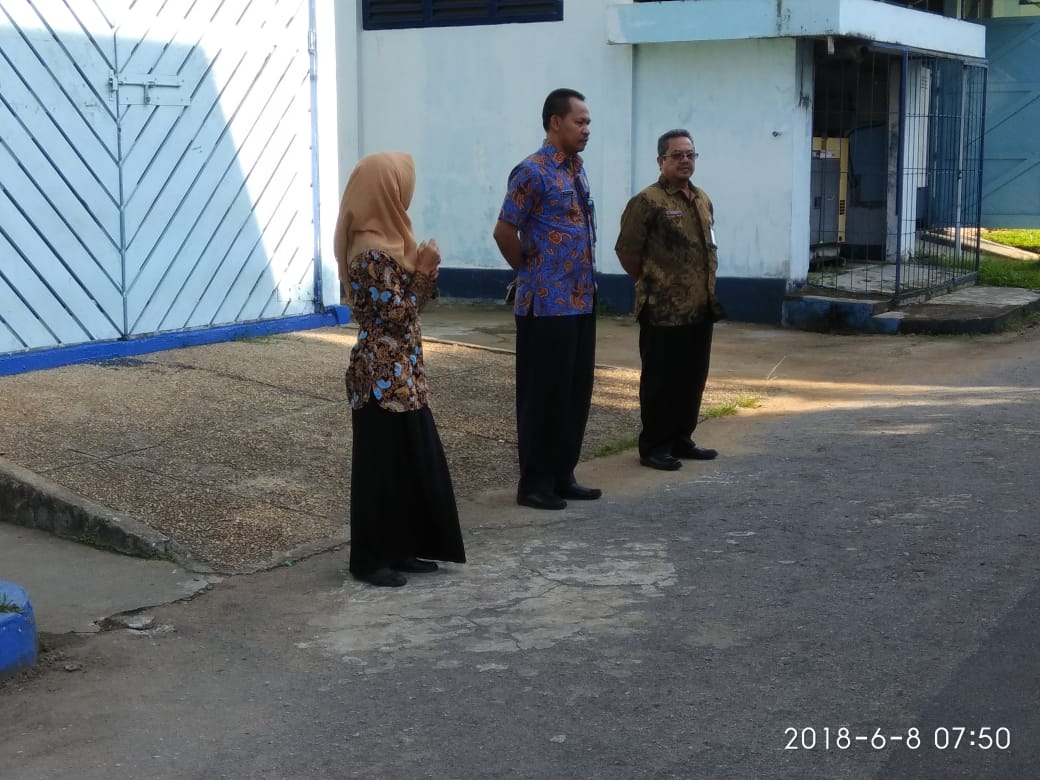 SUPM_Pontianak's tweet photo. Kegiatan apel pagi terakhir di bulan Juni 2018 menjelang cuti bersama menyambut Idul Fitri 1439 H di @SUPM_Pontianak,  yg diawali dgn bersalaman saling memaafkan
@brsdm_kp 
@Pusdik_KP 
Bpk @sjariefwidjaja 
Bpk @Mustafa46337349 
#jalinpersahabatan https://t.co/rZ5PjNILAc