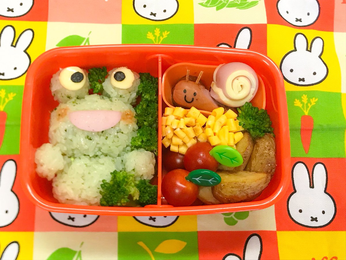 タコ 三姉妹5 3 1歳 お弁当 気まぐれにキャラ弁風 かえるくんおにぎり かたつむりウィンナー ミートボール 卵焼きのお花 ポテト かじきの海苔巻き揚げ マカロニのミートソース和え ひじきの卵焼き オクラ さくらんぼ 別