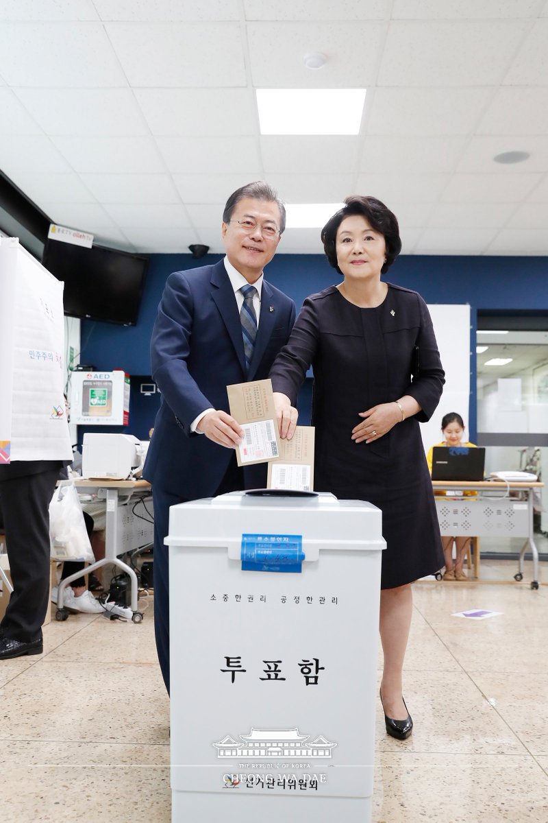TheBlueHouseKR's tweet photo. 청와대 인근의 삼청동 주민센터에서 6·13 지방선거 및 국회의원 재보궐선거의 사전투표에 참여한 문재인 대통령과 김정숙 여사. 현직 대통령의 사전투표는 이번이 처음입니다. https://t.co/xQm5DhoGlC https://t.co/0AOq3xRVvb