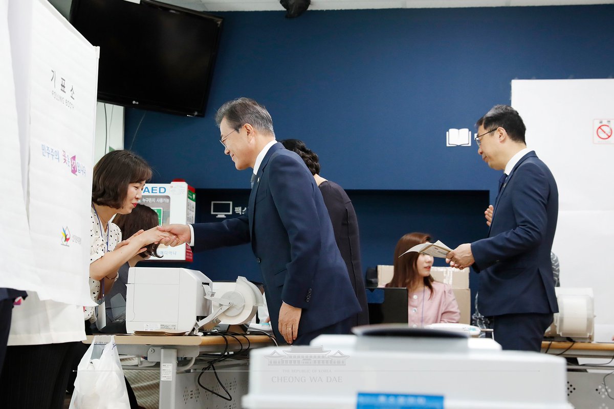 TheBlueHouseKR's tweet photo. 청와대 인근의 삼청동 주민센터에서 6·13 지방선거 및 국회의원 재보궐선거의 사전투표에 참여한 문재인 대통령과 김정숙 여사. 현직 대통령의 사전투표는 이번이 처음입니다. https://t.co/xQm5DhoGlC https://t.co/0AOq3xRVvb