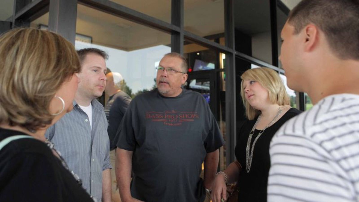 Family Enters Crisis Talks After Learning Restaurant Has 45-Minute Wait trib.al/1S9KLDv