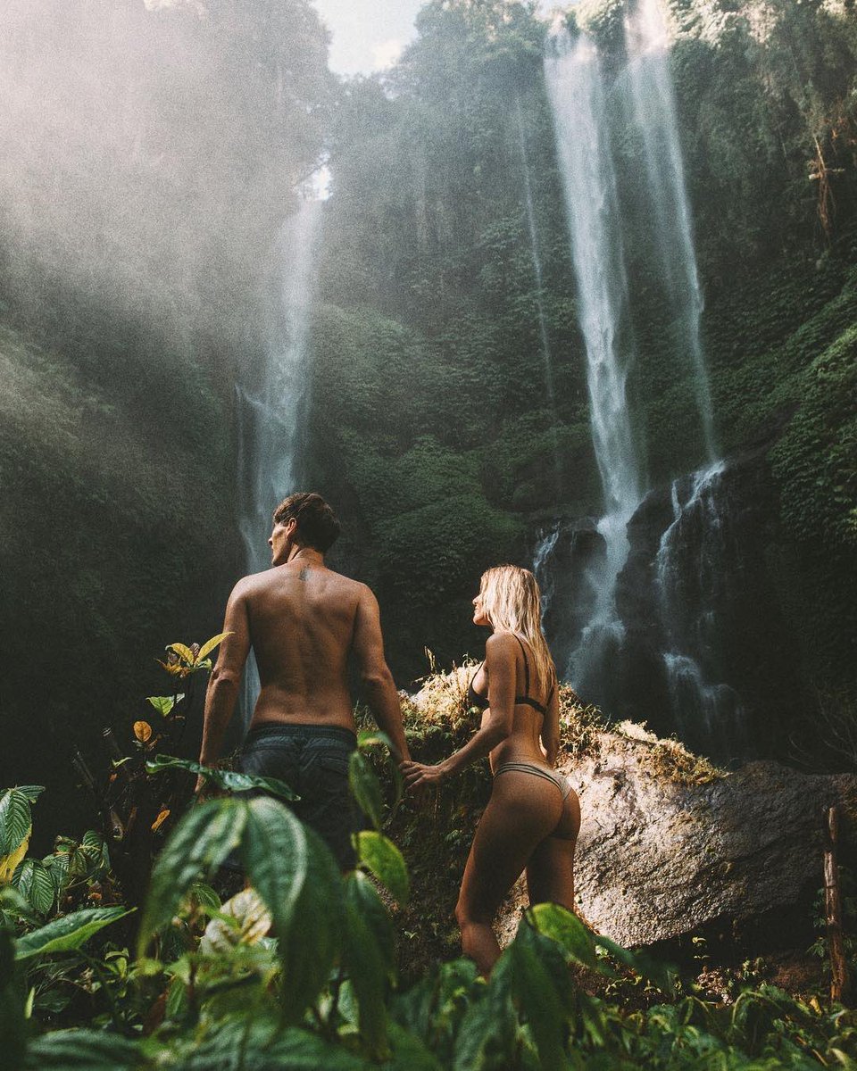 Хорошенькие лесбияночки у водопада