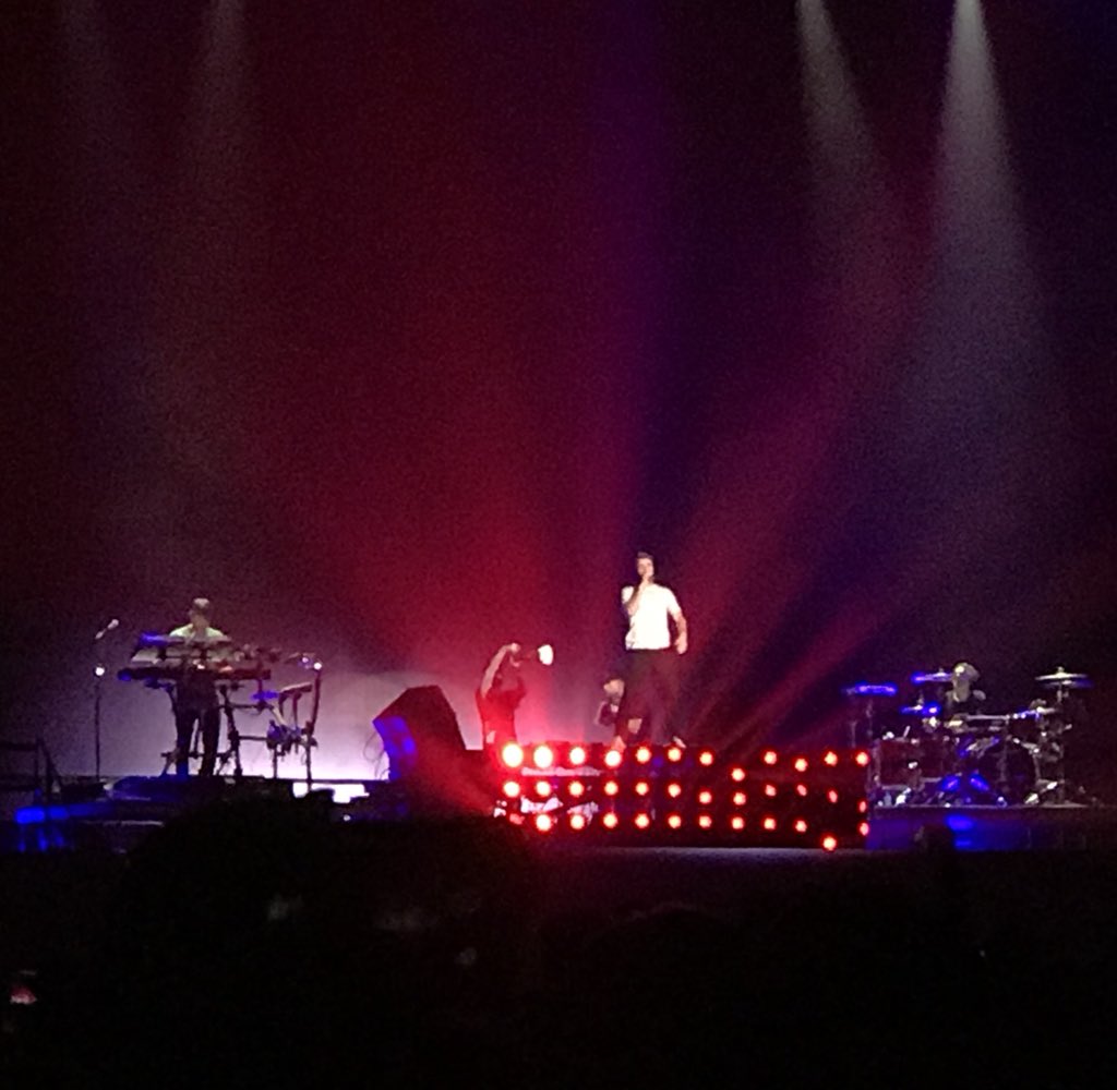 Yoship3m No Twitter チェインスモーカーズ お見それしました アッパラパーなエレクトロハウスからピントの甘い自虐内省ソングに移行して大ヒットした印象の音源より遥かにフィジカルなライヴだった Djセットとバンドセットを自由に往来しながら本人が歌うという