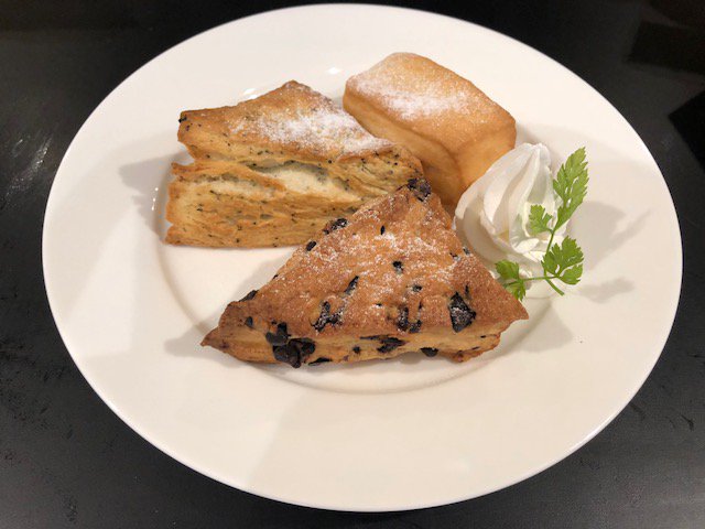 Ufotable Cafe Osaka على تويتر Ufotable Cafe Osaka 衛宮さんちの今日のごはんコラボカフェでご提供中の サクサクスコーン と はじめてのハンバーグ は原作レシピより再現 毎日スタッフが心を込めて手作りしております 焼成中はとってもいい香りがフロアにも