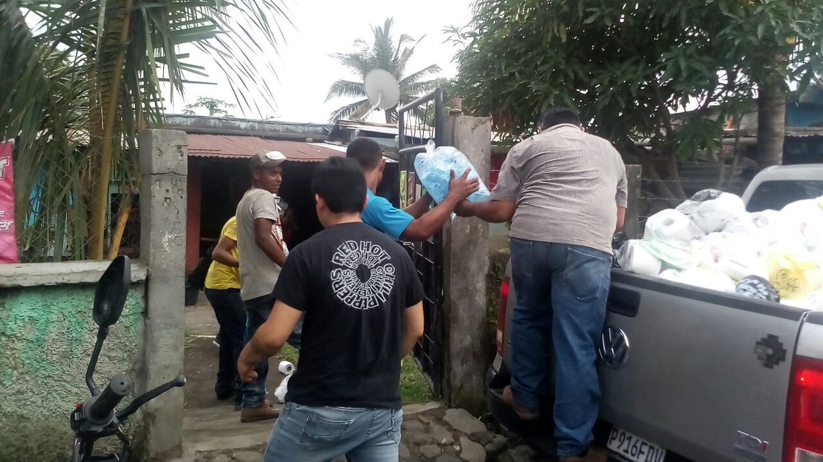 UsacEsPueblo's tweet photo. Gracias a todos y todas por confiarnos sus donaciones. Seguimos enviando ayuda a las comunidades que lo necesitan.

Entrega de donaciones que enviamos directamente a las manos de las personas afectadas en Escuintla https://t.co/z7k96IhDoK