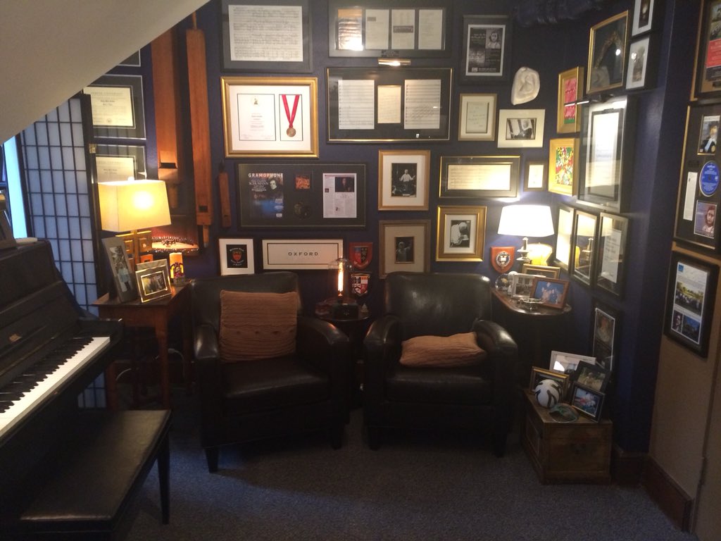 jevoke's tweet photo. Now that @PaulMealor Office is in order, time for some color and decoration !  A model is on the left!!!  @WCCNJ @jevoke https://t.co/bdi0BeN9Xk