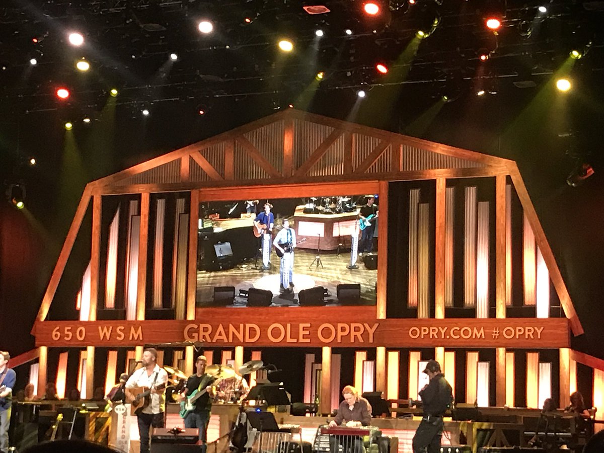 BSJAFans's tweet photo. Waiting on @blakeshelton ❤️❤️ https://t.co/uEPn6ut5MG
