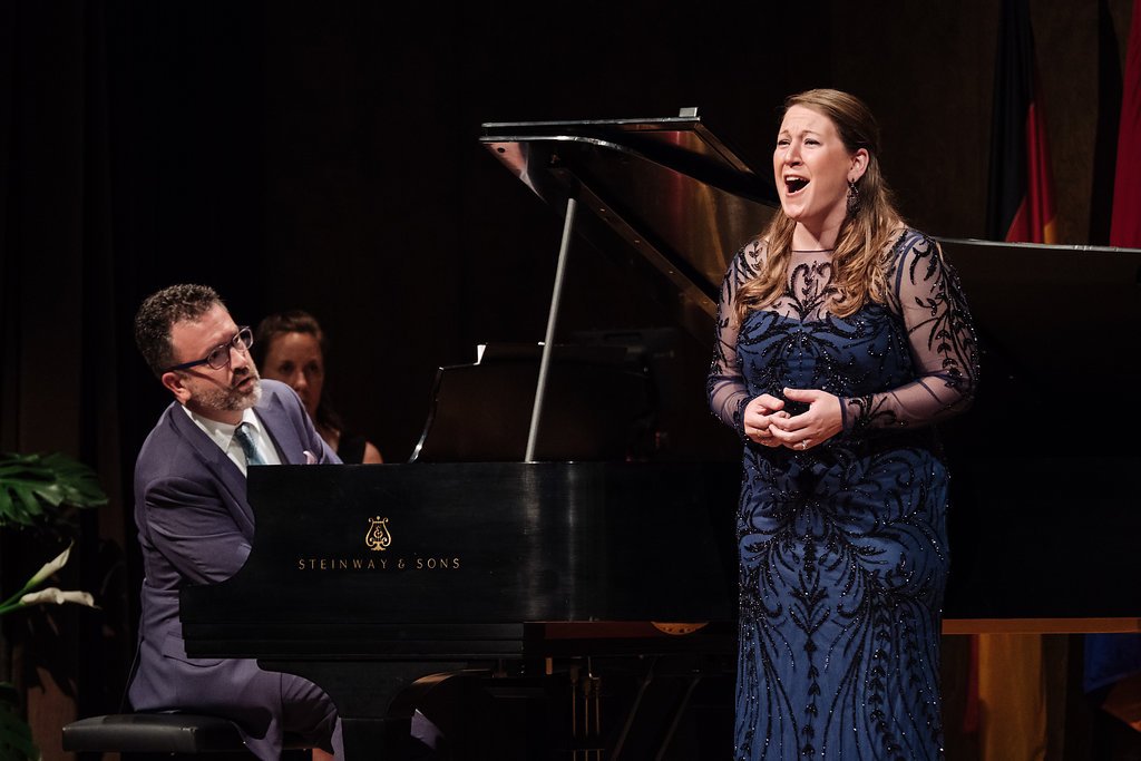 CMIMontreal's tweet photo. prix du public Radio-Canada Mélodie #cmim2018 @mezzosowski 
People's choice award Aria @emilymezzo https://t.co/1fuxQ06nLR