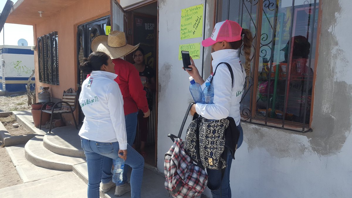 Alonso_Blancas's tweet photo. Visitando casa por casa a las familias, llevando el mensaje de los candidatos al Senado de la República y de los diputados federales y locales #YoMeroConMeade #ColosioMapimi #YoMeLaRifoPorTi https://t.co/Zo1llp1pyV