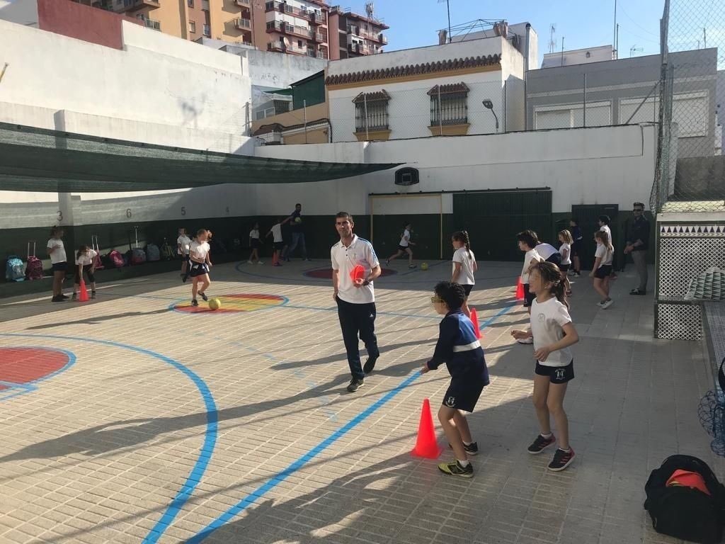 AlgecirasFs's tweet photo. Nuestros monitores continúan con las visitas a los colegios de la ciudad para dar a conocer el proyecto. Ayer tocó el colegio San Francisco del barrio de la Bajadilla con dos grupos de niños y niñas con edades comprendidas entre los 8 y 12 años. https://t.co/U1VX0jd2V7